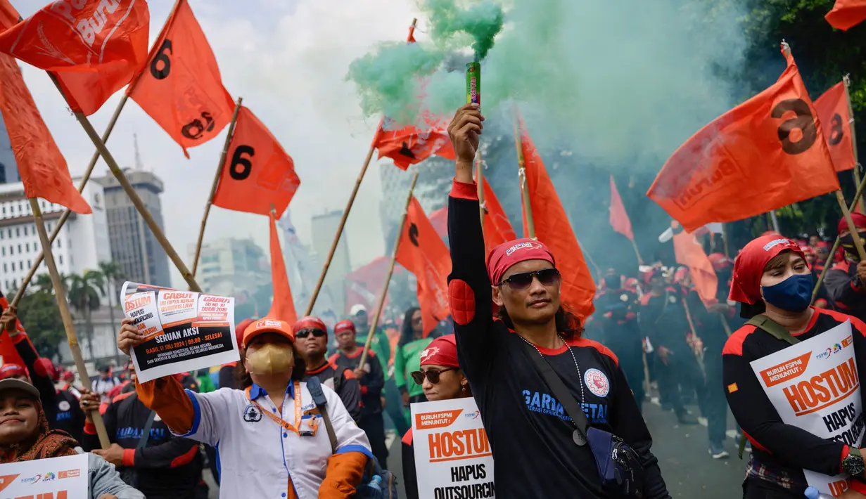 Para buruh Indonesia saat berunjuk rasa di sekitar kawasan Patung Kuda, Jakarta, Rabu 17 Juli 2024. (BAY ISMOYO/AFP)