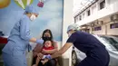 Petugas memeriksa kesehatan serta imunisasi pasien anak di RSIA Bunda, Jakarta, Jumat (18/3/2022). Pemeriksaan dilakukan drive thru guna memberi rasa aman orangtua, khususnya ibu yang ingin melaksanakan imunisasi serta pemeriksaan nonpenyakit di tengah pandemi COVID-19. (Liputan6.com/Faizal Fanani)