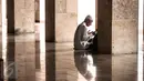 Kekhusyukan salah satu jamaah yang sedang berdoa di salah satu sudut Masjid Istiqlal, Jakarta, Senin (6/6). Bulan Ramadan, umat muslim memanfaatkan waktu memperbanyak ibadah dengan tadarus dan melaksanakan salat sunah. (Liputan6.com/Faizal Fanani)