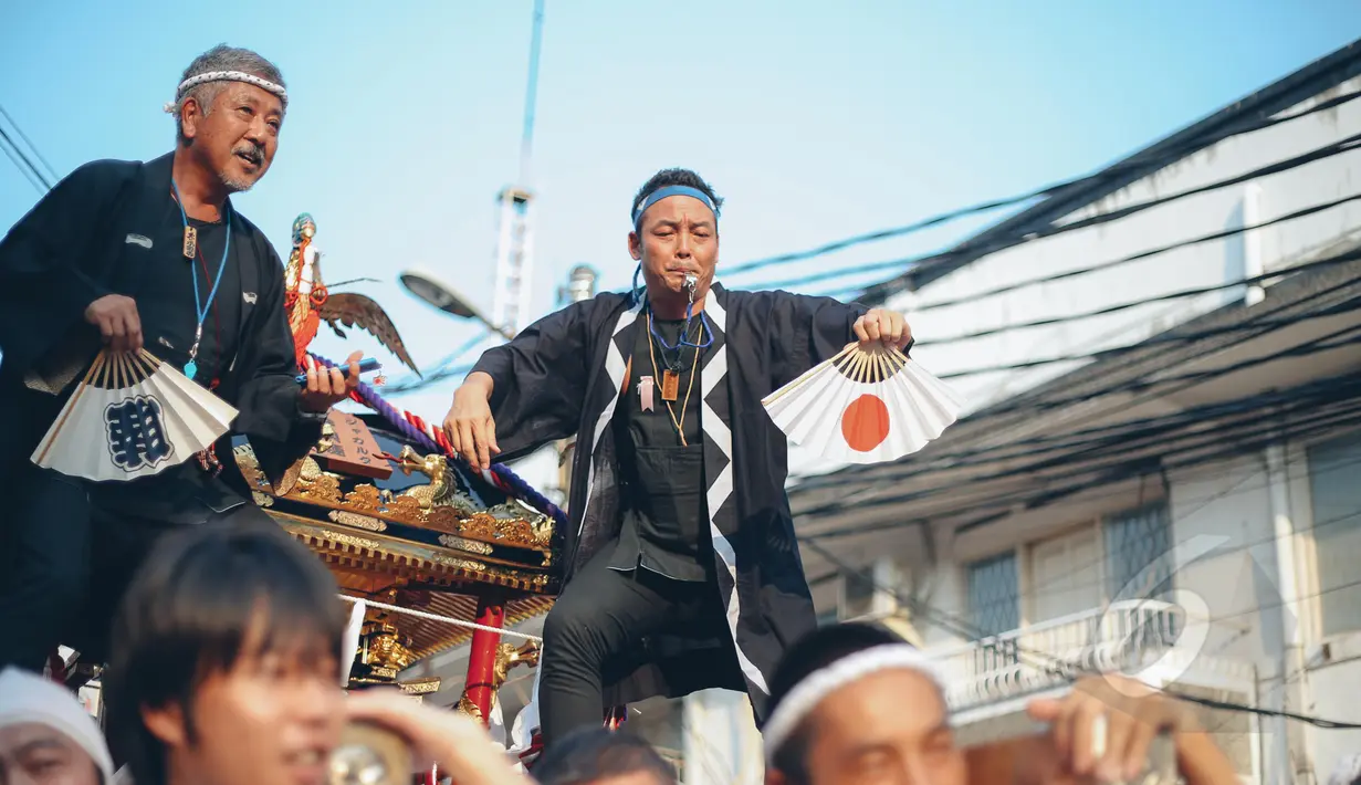 Kemeriahan Festival Little Tokyo Ennichisai 2015 yang berhasil menyedot perhatian warga Jakarta, Minggu (10/5/2015). Festival tahunan ini tak hanya menyediakan hiburan, namun juga makanan Jepang. (Liputan6.com/Faizal Fanani)