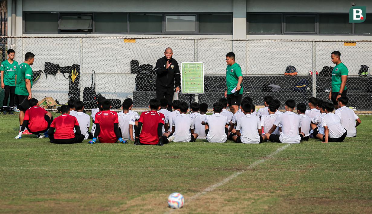 Pelatih Timnas Indonesia U-16, Nova Arianto (tengah) memberikan arahan kepada pemainnya saat latihan perdana Timnas Indonesia U-16 yang berlangsung di Lapangan B, Kompleks Stadion Utama Gelora Bung Karno (SUGBK), Senayan, Jakarta, Senin (19/02/2024). (Bola.com/Bagaskara Lazuardi)