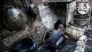 Warga memilah barang yang masih bisa diselamatkan di reruntuhan rumah akibat kebakaran yang melanda pemukiman di jalan Bojong Kavling RT 16/RW04 Kelurahan Rawa Buaya, Jakarta, Rabu (5/1/2022). Kebakaran terjadi Selasa (4/1/2022) menghanguskan setidaknya 14 rumah warga. (Liputan6.com/Johan Tallo)