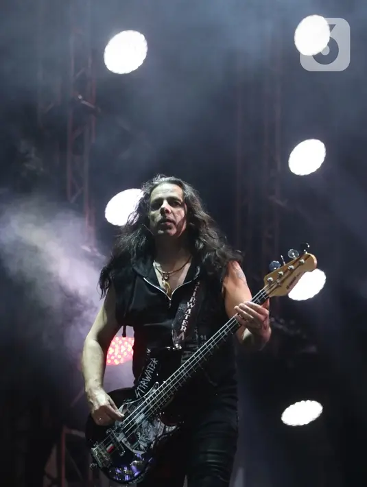 Grup band rock asal Jerman, Scorpions tampil di perhelatan JogjaROCKarta #4 di Stadion Kridosono, Yogyakarta, Minggu (1/3/2020). Scorpions membawakan sejumlah lagu hitsnya seperti Send Me An Angel, Wind of Change hingga Still Loving You. (Fimela.com/Bambang E Ros)