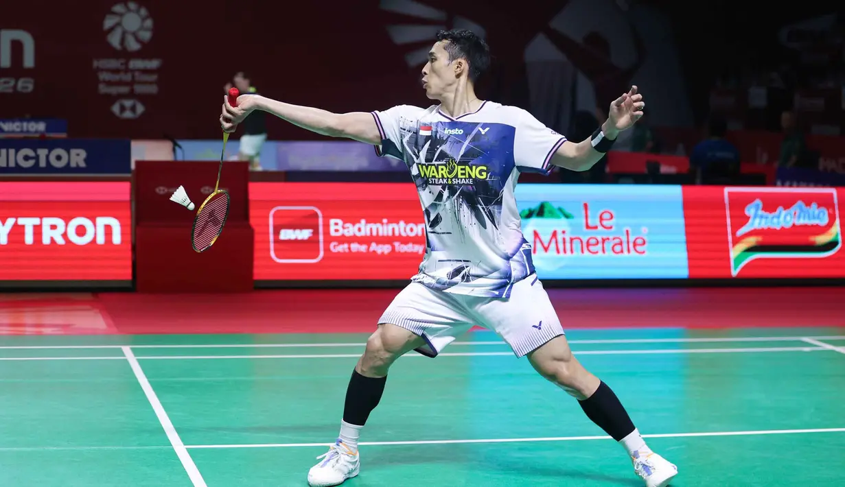 Pebulu tangkis tunggal putra Indonesia Jonatan Christie berusaha mengembalikan kok ke arah Jia Heng Jason The (Singapura) pada babak 32 besar Indonesia Open 2026 di Istora Senayan, Jakarta, Selasa (2/6/2026). (Bola.com/M Iqbal Ichsan)