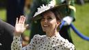 Kate Middleton melambaikan tangan ke kerumunan saat menghadiri hari keempat pertemuan pacuan kuda Royal Ascot di Ascot Racecourse, Ascot, Inggris, 17 Juni 2022. Kate Middleton menata rambutnya dengan updo chic yang memamerkan anting-anting mutiaranya. (AP Photo/Alastair Grant)