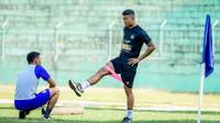 Arema FC dapat kabar buruk di masa awal persiapan untuk Liga 1 2022. Mereka harus kehilangan Kushedya Hari Yudo paling cepat sampai paruh musim depan. (Bola.com/Iwan Setiawan)