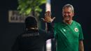Senyum semringah terpancar dari wajah konsultan pelatih untuk Timnas Indonesia U-17, Frank Wormuth (kanan), setelah menjalani sesi latihan di Lapangan THOR, Surabaya, Rabu (8/11/2023). (Bola.com/Bagaskara Lazuardi)