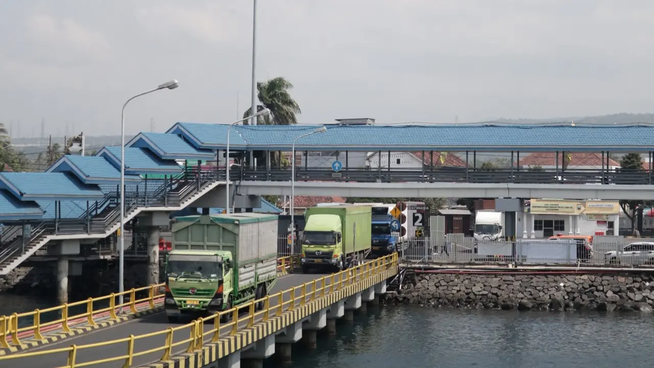 Antrean kendaraan di Pelabuhan Ketapang