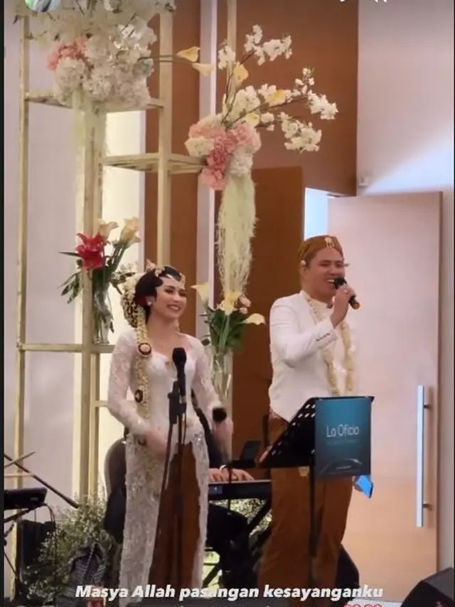 8 Momen Pernikahan Ashilla Zee yang Kental Adat Jawa, Dihadiri Member Blink