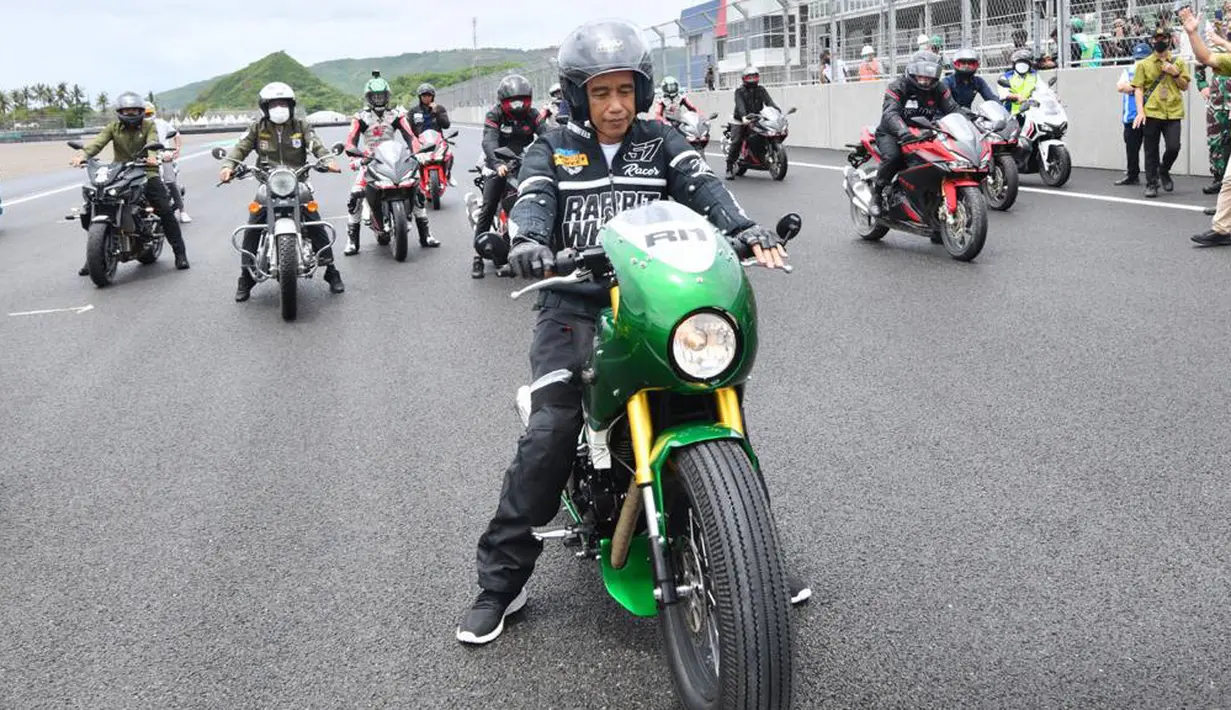 Presiden Joko Widodo (Jokowi) berkesempatan untuk mencoba aspal Sirkuit Mandalika sebelum digelar hajatan World SuperBike. (Istana Kepresidenan/Agus Suparto)