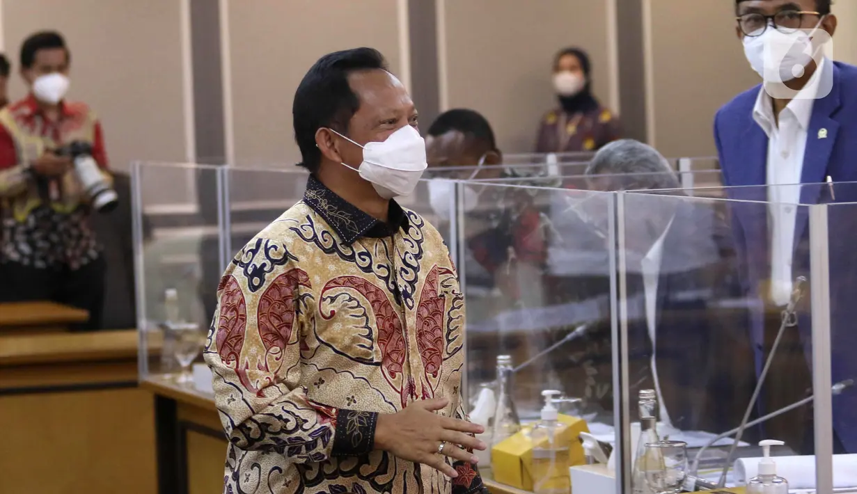 Mendagri Tito Karnavian saat rapat kerja bersama Pansus RUU Perubahan Kedua atas UU Nomor 21 Tahun 2001 tentang Otonomi Khusus bagi Provinsi Papua, Kompleks Parlemen, Jakarta, Kamis (8/4/2021). Rapat mendengar penjelasan pemerintah, pengesahan jadwal Pansus dan mekanisme. (Liputan6.com/Angga Yuniar)
