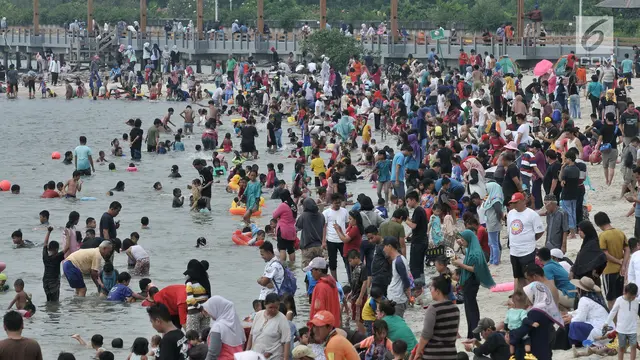 Pengunjung Padati Ancol
