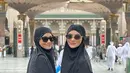 Masih mengenakan khimar dan hijab, Ririn Ekawati tampil kembar dengan sang adik, Rini Yulianti [@ririnekawati]