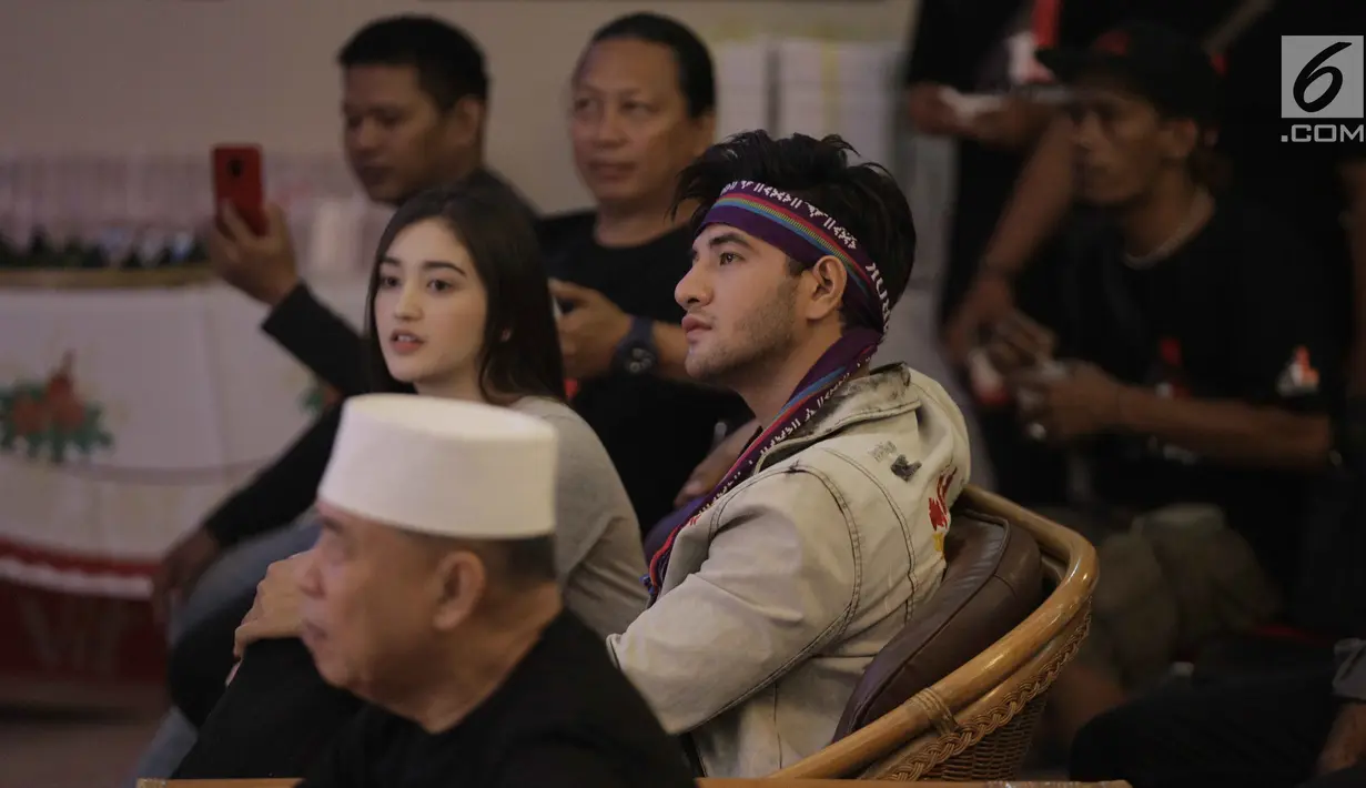 Ammar Zoni dan Ranty Maria menghadiri acara perayaan setahun tayang sinetron Anak Langit di Jakarta, Selasa (20/2). Salah satu sinetron unggulan SCTV ini pada 20 Februari 2018 akhirnya sampai di tahun pertama tayang. (Liputan6.com/Faizal Fanani)