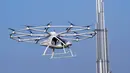 Sebuah drone yang akan dioperasikan sebagai taksi terbang dalam uji coba di Dubai, Uni Emirat Arab, Senin (25/9). Taksi terbang ini bentuknya mirip helikopter kecil dengan dua tempat duduk yang terbang dengan bantuan 18 baling-baling. (Handout/WAM/AFP)