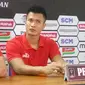 Kiper Persija Sahar Ginanjar dalam jumpa pers usia laga lawan PSS Sleman, Jumat (15/3). (Liputan6.com/Switzy Sabandar)