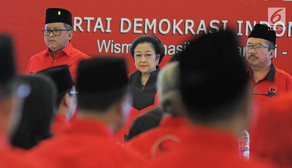 Ketum PDI-P, Megawati Soekarnoputri (tengah) mengikuti acara pembukaan sekolah partai angkatan ke-6 di Wisma Kinasih, Depok, (28/1). Sebanyak 88 bakal calon Kepala Daerah dan Wakil Kepala Daerah mengikuti sekolah tersebut. (Liputan6.com/Herman Zakharia)