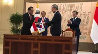 Menpan RB Syafruddin bersalaman dengan Menteri Dalam Negeri dan Keamanan Korea Selatan, Kim Boo Kyum disaksikan presiden kedua negara. (Istimewa)