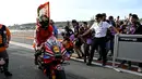 Pembalap Ducati Lenovo, Francesco Bagnaia, merayakan kemenagan dirinya sebagai juara dunia MotoGP 2023 setelah berhasil finis posisi pertama pada balapan MotoGP Valencia, Minggu (26/11/2023). (AFP/Javier Soriano)