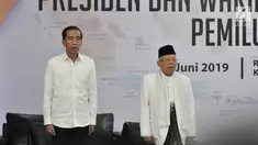 Pasangan Presiden dan Wapres terpilih, Joko Widodo atau Jokowi dan Ma'ruf Amin menyanyikan lagu Indonesia Raya pada Rapat Pleno Terbuka Penetapan Presiden dan Wakil Presiden Terpilih Pemilu 2019 di Gedung KPU, Jakarta, Minggu (30/6/2019). (merdeka.com/Iqbal S Nugroho)