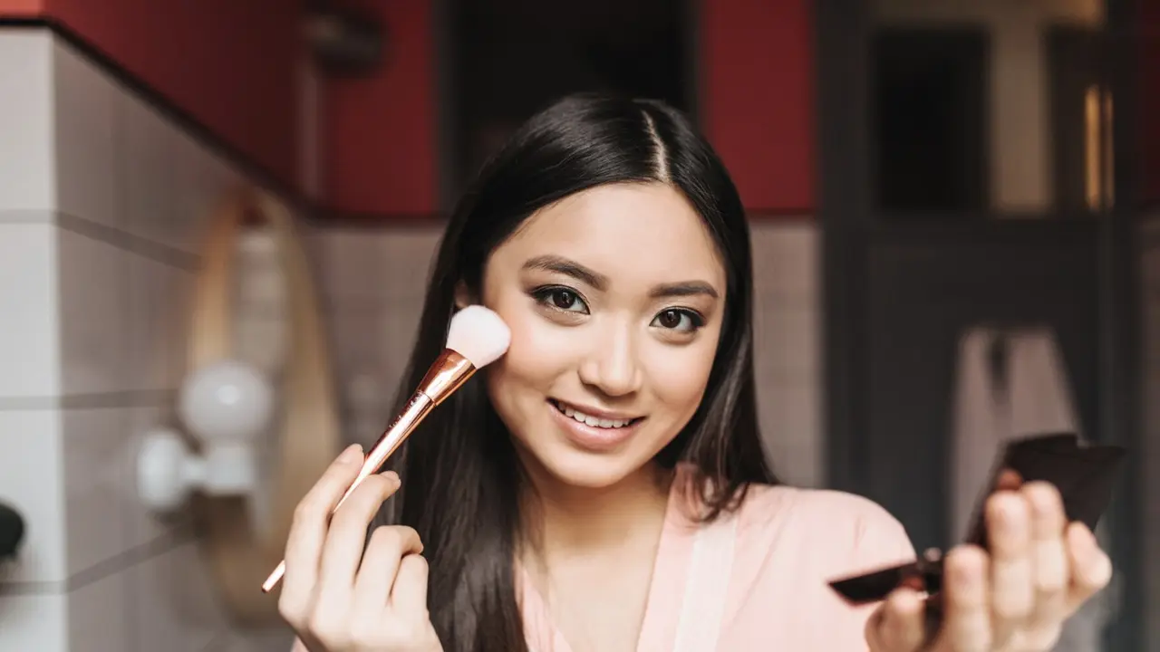 Sculpted blush mengutamakan penempatan dan gradasi warna yang sesuai dengan bentuk wajah.