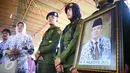 Foto Sulistyo yang meninggal akibat kebakaran yang terjadi di RSAL Mintohardjo Jakarta saat akan dimakamkan, Semarang, Selasa (15/4). Sulistyo merupakan salah satu korban yang tewas dari peristiwa kebakaran tersebut. (Gholib)