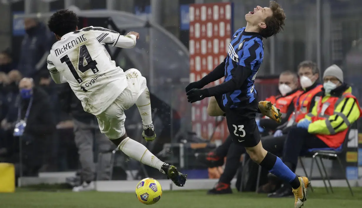 Gelandang Juventus, Weston McKennie dan gelandang Inter Milan, Nicolo Barella bersaing memperebutkan bola pada semifinal Coppa Italia leg pertama di San Siro, Rabu (3/2/2021) dini hari WIB.  Juventus membuka peluang untuk lolos final Coppa Italia usai kalahkan Inter 2-1. (AP Photo/Luca Bruno)