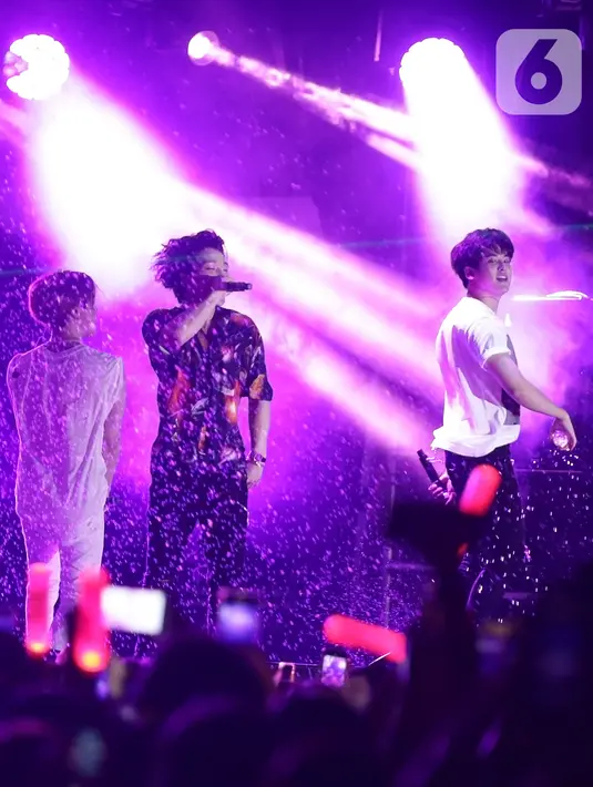 Boyband asal Korea Selatan, iKON menghibur penonton pada festival musik GUDFEST 2019 hari pertama di Helipad Parking Ground, Senayan, Sabtu (2/11/2019). Kehadiran iKON dalam GUDFEST merupakan yang pertama setelah Hanbin atau B.I memutuskan hengkang. (Fimela.com/Bambang E. Ros)