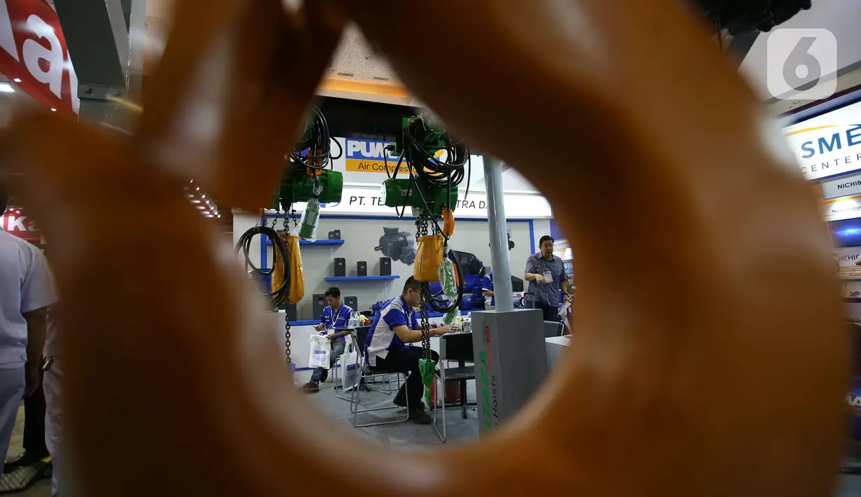Pengunjung melihat peralatan industri yang dipamerkan  dalam Manufacturing Indonesia 2019 di JIExpo, Kemayoran, Jakarta, Rabu (4/12/2019). Pameran manufaktur internasional terbesar di Indonesia tersebut berlangsung 4-7 Desember 2019. (Liputan6.com/Angga Yuniar)