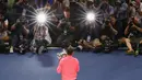 Rafael Nadal bersama trofi juara AS Terbuka 2017 saat melakukan sesi foto di USTA Billie Jean King National Tennis Center,  New York, (10/9/2017). Rafael Nadal menang 6-3, 6-3, 6-4. (Mike Stobe/Getty Images for USTA/AFP)