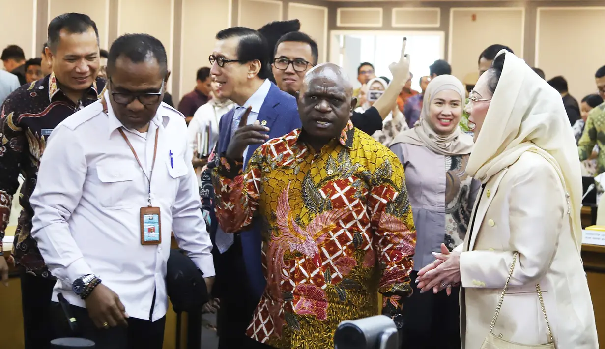 Saat rapat perdana bersama Komisi XIII DPR RI, pada Kamis (31/10/2024), Menteri Hak Asasi Manusia (HAM) Natalius Pigai juga menyampaikan penjelasan dan alasan pihaknya mengusulkan anggaran Rp 20 triliun. Ia menyebut, baru program sosialisasi saja sudah menghabiskan Rp 8,3 triliun. (merdeka.com/Arie Basuki)