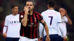 Selebrasi bek AC Milan, Leonardo Bonucci setelah mencetak gol ke gawang Crotone pada laga Liga Italia 2017/2018 di San Siro Stadium, Milan (6/1/2018). Leonardo Bonucci hanya semusim membela AC Milan pada 2017/2018 setelah didatangkan dari Juventus dengan mahar 42 juta euro. Pada 2018/2019 AC Milan memulangkannya ke Juventus dengan nilai transfer 35 juta euro atau kini setara Rp573 miliar. (AFP/Marco Bertorello)