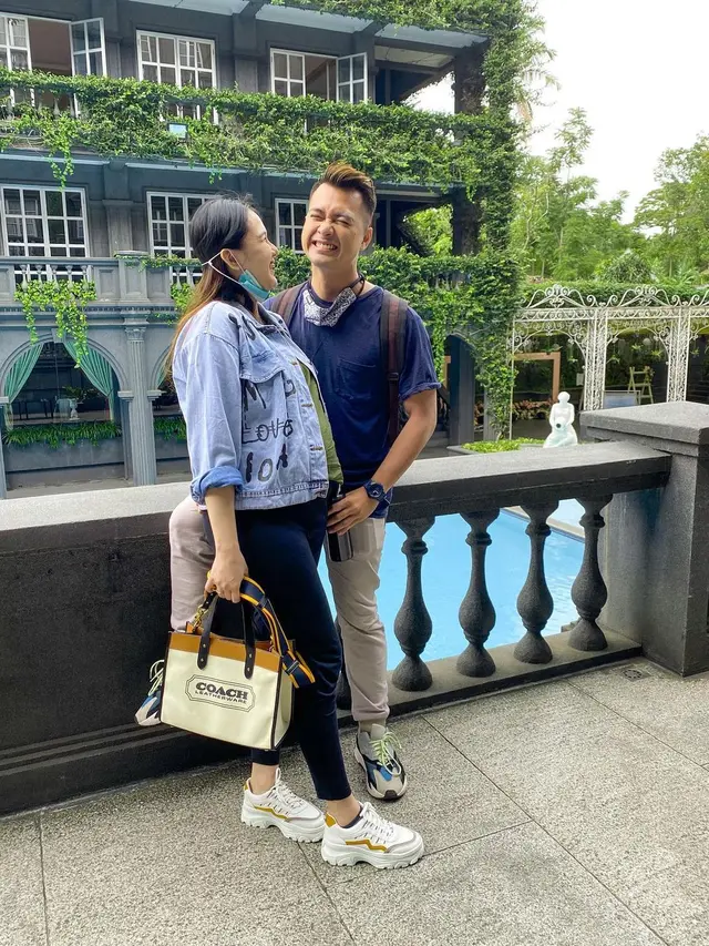 Nantikan Anak Kedua, Ini 7 Potret Kebersamaan Eza Gionino dan Istri yang Hamil Besar