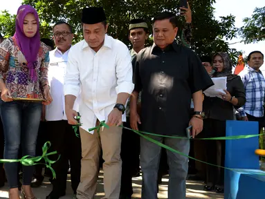 Menteri Desa, PDT dan Transmigrasi Marwan Jafar (tengah) meresmikan jembatan di Desa Huntu Barat, Gorontalo, Minggu (10/1/2016). Pembangunan jembatan ini menggunakan dana desa dengan sistem padat karya. (Foto; Wahyu Wening/Humas Kemendes)