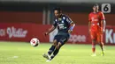Gelandang Persib Bandung Beckham Putra menendang bola saat melawan Persiraja Banda Aceh pada laga Piala Menpora 2021 di Stadion Maguwoharjo, Jumat, (2/4/2021). Persib menang 2-1. (Bola.com/M Iqbal Ichsan)