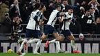 Pemain Tottenham Hotspur merayakan gol yang dicetak oleh Son Heung-min (kanan) ke gawang Manchester United pada laga perempat final Carabao Cup 2024/2025 di Tottenham Hotspur Stadium, London, Jumat (20/12/2024). (AFP/Ben Stansall)