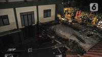 Petugas gabungan saat mengevakuasi reruntuhan pasca robohnya tembok bangunan akibat terjangan banjir di Madrasah Tsanawiyah (MTs) Negeri 19 di Jalan Pinang Kalijati, Pondok Labu, Cilandak, Jakarta Selatan, Kamis (6/10/2022). Peristiwa robohnya tembok sekolah bersamaan dengan hujan deras pada sore tadi tersebut diakibatkan oleh terjangan banjir yang menyebabkan tiga siswa tewas dan dua lainnya luka-luka. (merdeka.com/Iqbal S. Nugroho)
