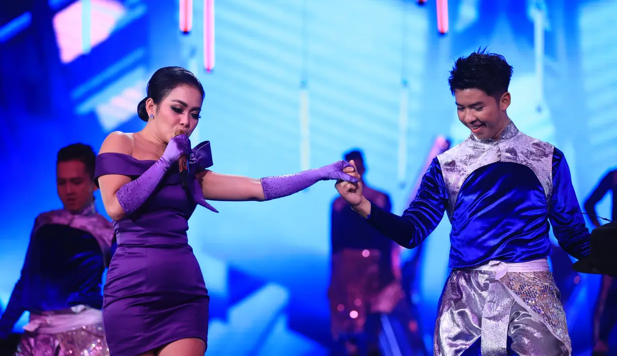 Selalu tampil mewah dalam aksi panggungnya, juga membuat perancang busananya merasa bosan. Mereka menyarankan Syahrini tampil simple tanpa mengurangi kesan glamor dan mewah. (Adrian Putra/Bintang.com)