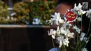 Aktivis Kontras membawa bunga saat menggelar aksi damai di kawasan MH. Thamrin, Jakarta, Rabu (30/08). Dalam aksinya mereka membagikan bunga kepada warga yang melintas di kawasan MH. Thamrin. (Liputan6.com/Johan Tallo)