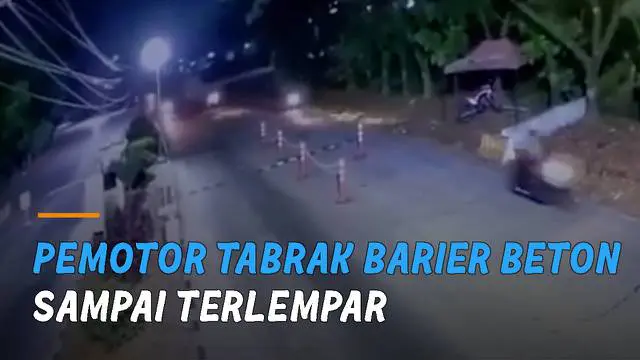 Pemotor yang berboncengan melaju kencang hingga keluar jalan dan menabrak barier beton.