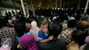 Kerumunan warga yang akan mengikuti Open House Sultan HB X di Bangsal Kepatihan, Yogyakarta, Senin (11/7). Warga yang hadir diperkirakan mencapai ribuan orang. (Liputan6.com/Boy Harjanto)