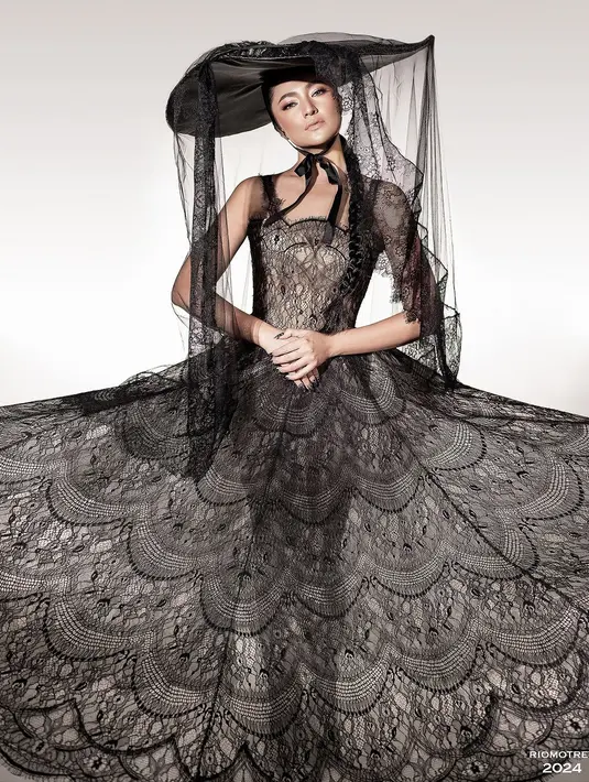 Penampilannya begitu dramatis, bahkan disebut-sebut ia terlihat bagai boneka. [Foto: Instagram/ Rio Motret]