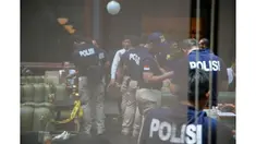 Polisi telah menggeledah rumah Jessica Kumala Wongso, teman Wayan Mirna Salihin yang meninggal usai menyeruput kopi di restoran Grand Indonesia. Penasihat hukum Jessica, Yudi Wibowo mengatakan, polisi mengambil sejumlah barang pribadi milik kliennya.  