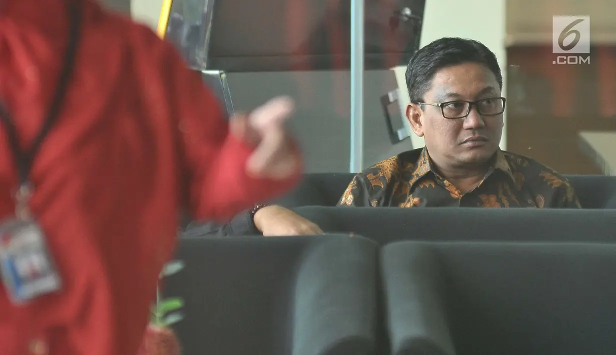 Mantan anggota Komisi II DPR Abdul Malik Haramain bersiap menjalani pemeriksaan di gedung KPK, Jakarta, Selasa (4/7). (Liputan6.com/Helmi Afandi)