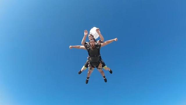 7 Momen Seru Ammar Zoni Saat Berlibur di Dubai, Coba Sky Diving