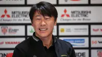 Pelatih Timnas Indonesia, Shin Tae-yong saat konferensi pers mengelang laga semifinal Piala AFF 2022 antara Timnas Indonesia melawan Timnas Vietnam yang berlangsung di Stadion Utama Gelora Bung Karno (SUGBK), Jakarta, Kamis (05/01/2023). (Bola.com/Bagaskara Lazuardi)