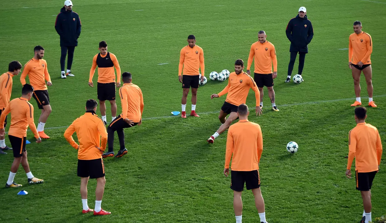 Para pemain AS Roma saat mengikuti sesi latihan di tempat latihan Trigoria di kota Roma (12/3). Pada Leg pertama 16 besar Liga Champions, Roma kalah 2-1 di kandang Shakhtar Donetsk. (AFP Photo/Filippo Monteforte)
