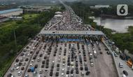 Foto udara menunjukkan kendaraan memadati Ruas tol Jakarta Cikampek, Jawa Barat, Kamis (28/4/2022). Memasuki H-4 Lebaran 2022, volume jumlah kendaraan mengalami peningkatan hingga menyebabkan terjadinya kepadatan lalu lintas arus mudik. (Liputan6.com/Herman Zakharia)