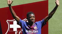 Ousmane Dembele memberikan salam kepada fans saat tiba di Camp Nou stadium, Barcelona, (27/8/2017). Barcelona menebus Ousmane Dembele sebesar Rp. 2,3 triliun dari Dortmund. (AP/Manu Fernandez)