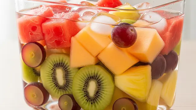 Buah Potong Direndam Air Dingin